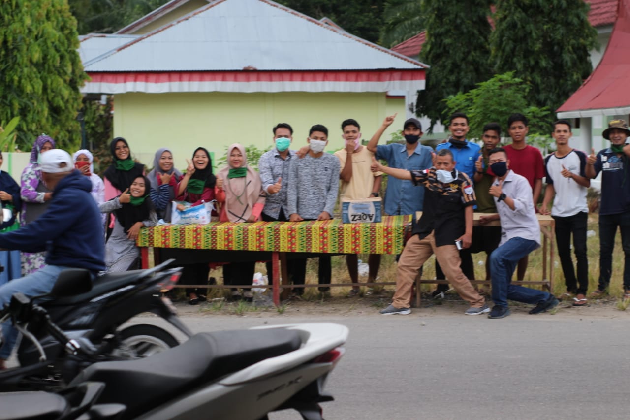 Ikatan Pemuda Pemudi Kampung Koto (IPPKO) Berbagi Takjil dan Masker